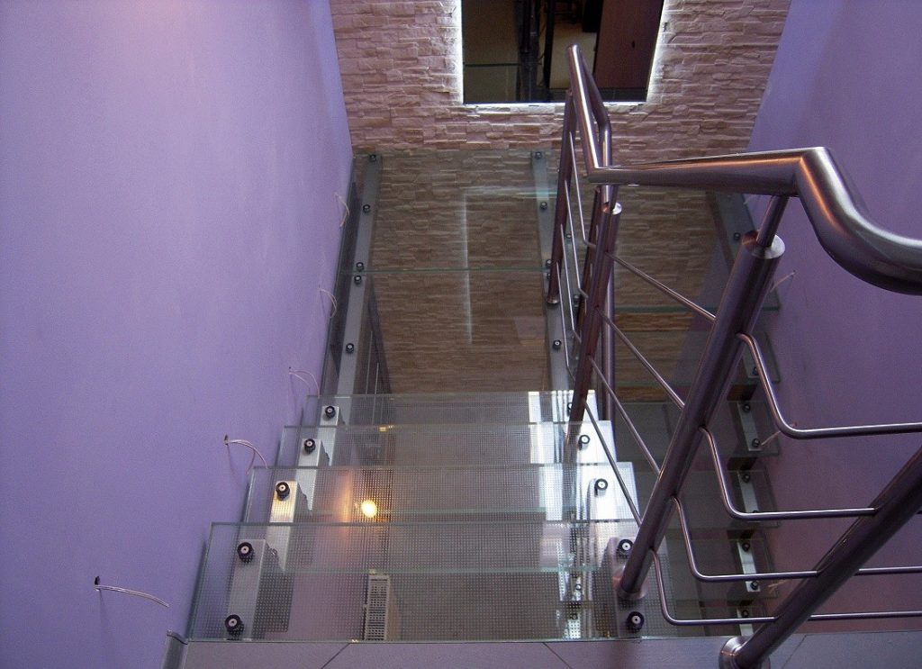 O czym należy pamiętać przy wyborze szklanych schodów do domu? Blog   